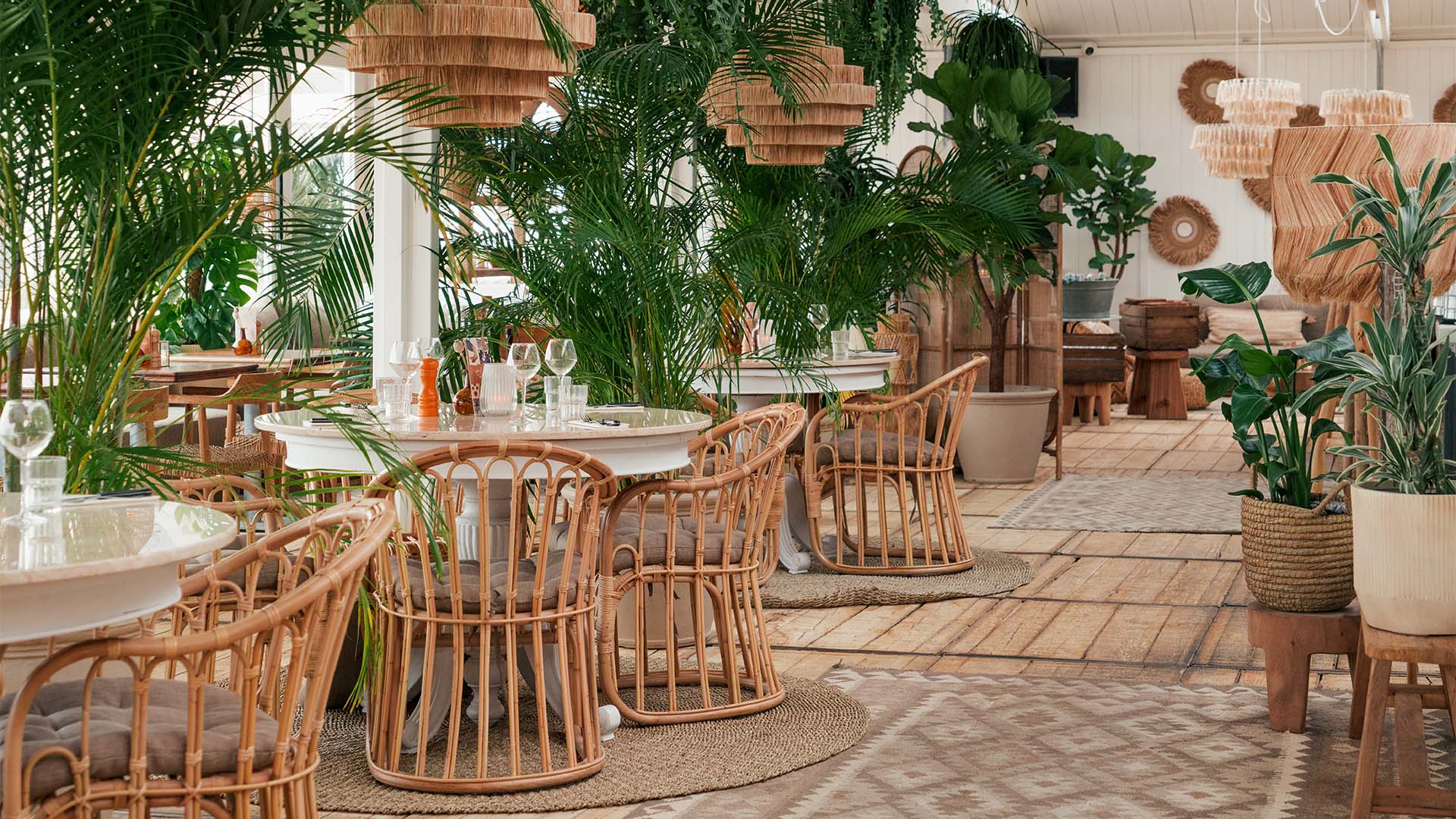 Interieurshot loungehoek met meubels van Ibiza Outdoor met veel planten