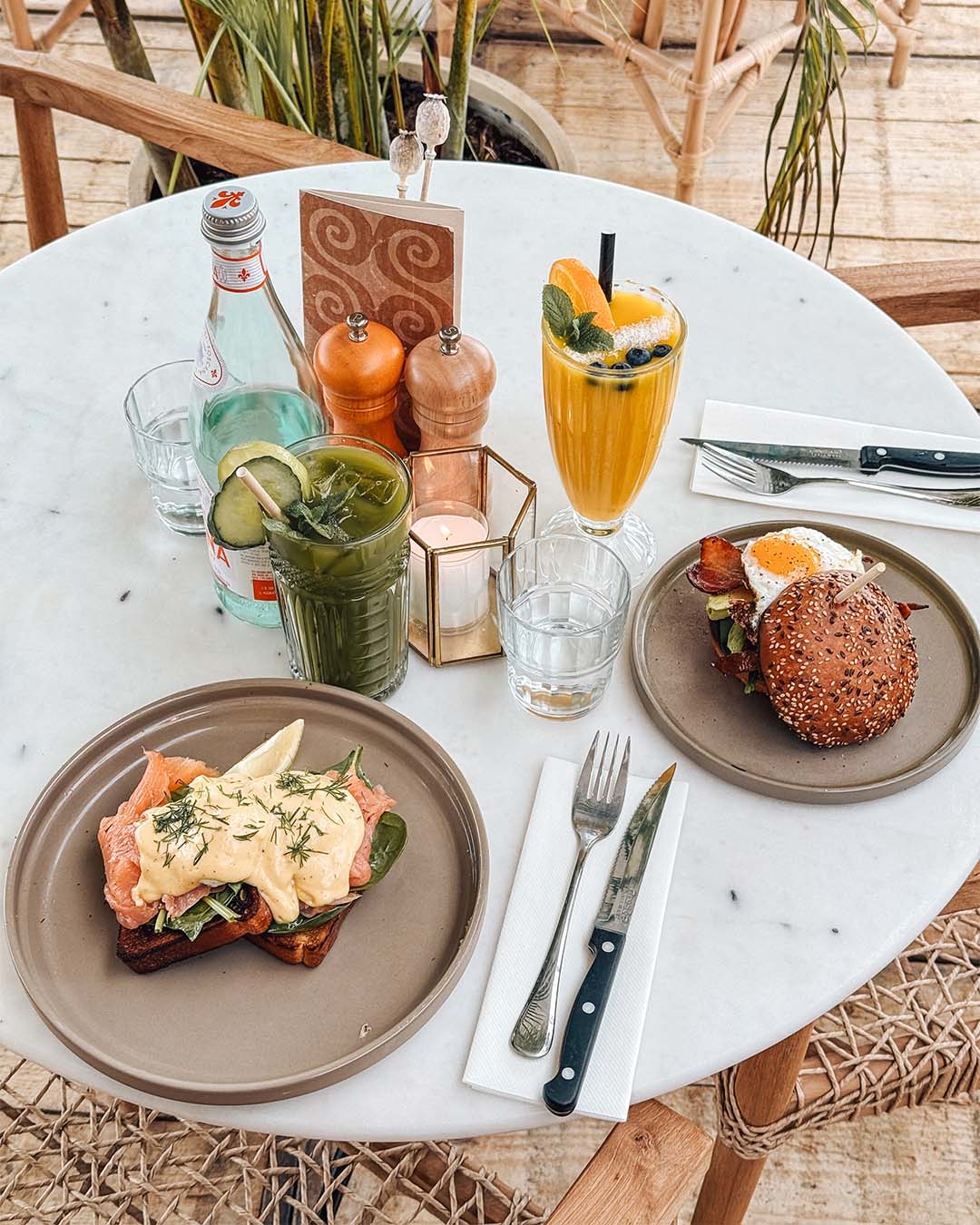 Ontbijtgerechten op marmeren tafel eggs Benedict en breakfast bun